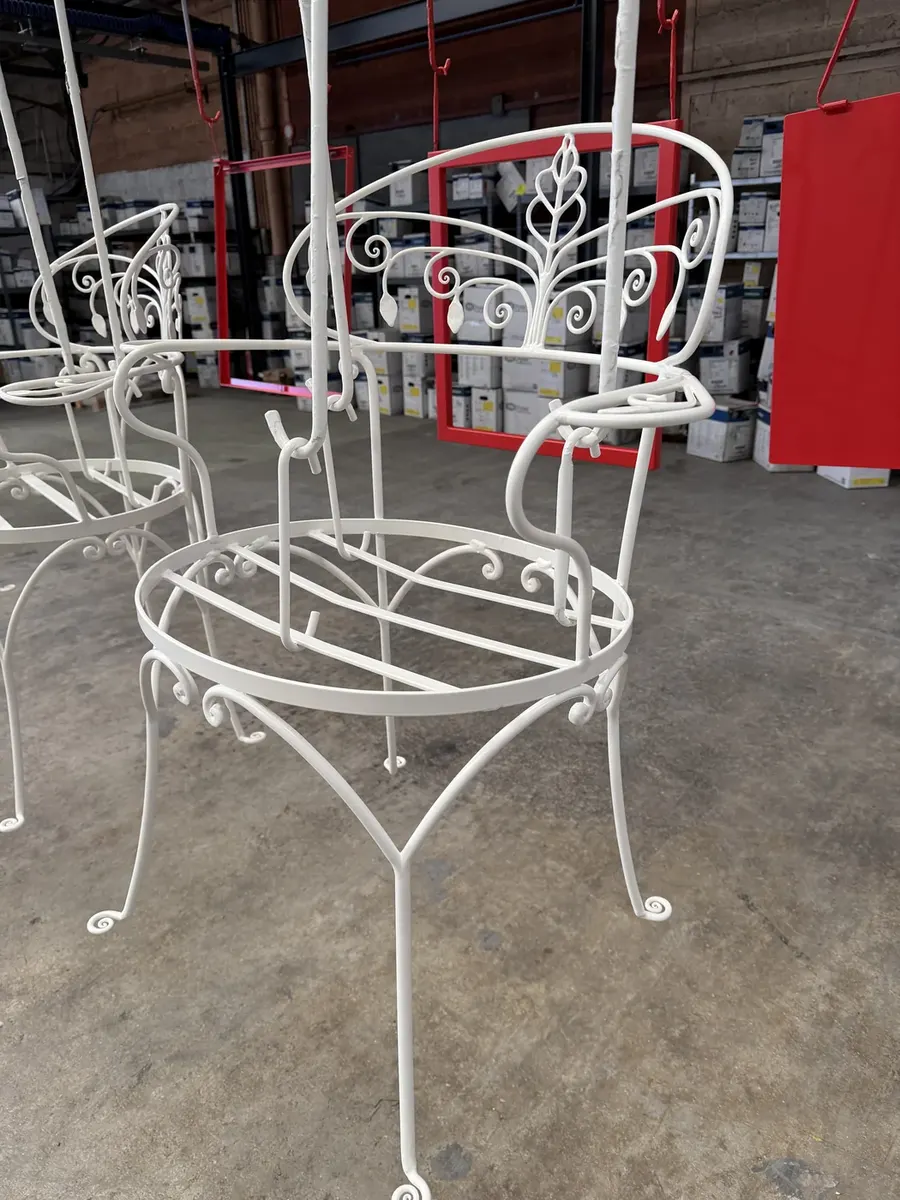 Chaises fer forgé blanc pur thermolaquées après polymérisation