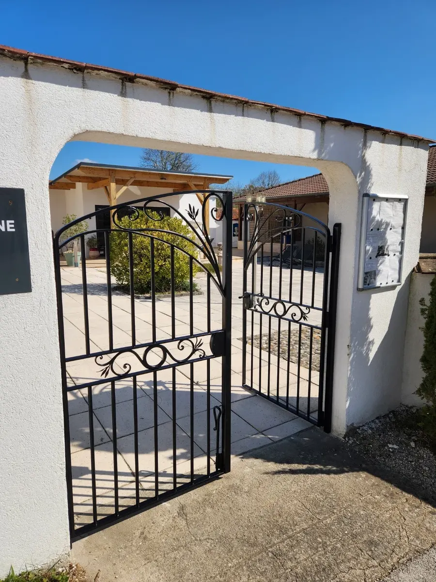 Portail fer forgé posé en cour pavée