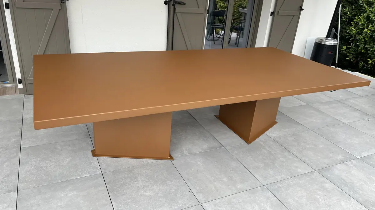 Table contemporaine piètement cuivré